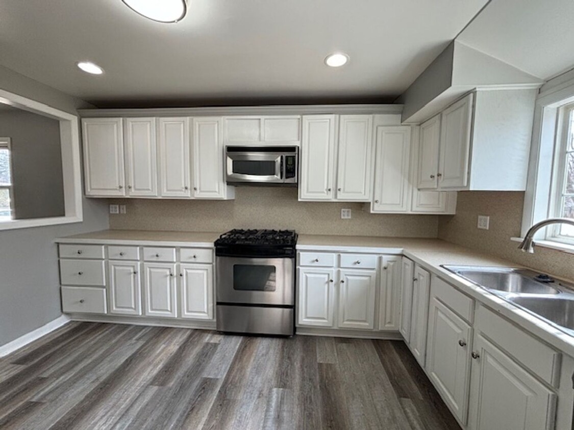 Foto principal - Immediate Move In Remodeled 2 Bed Fenced I...