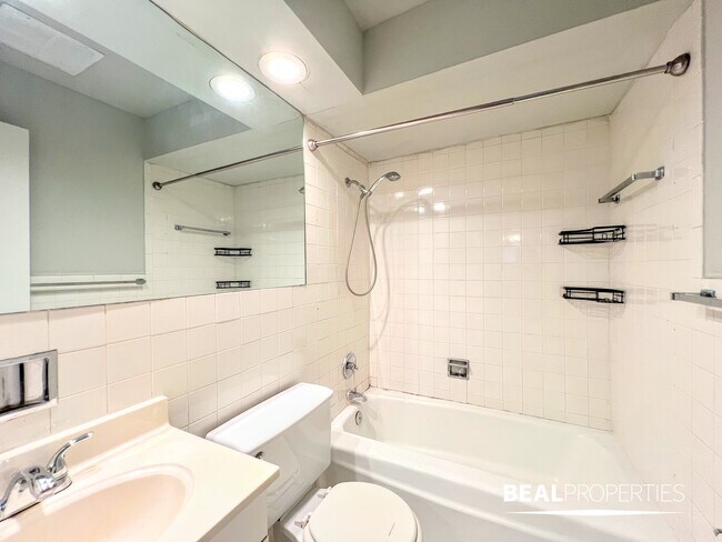 Building Photo - 510 W Briar Pl