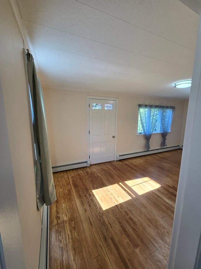 Large Living Room - 7 Myrtle St