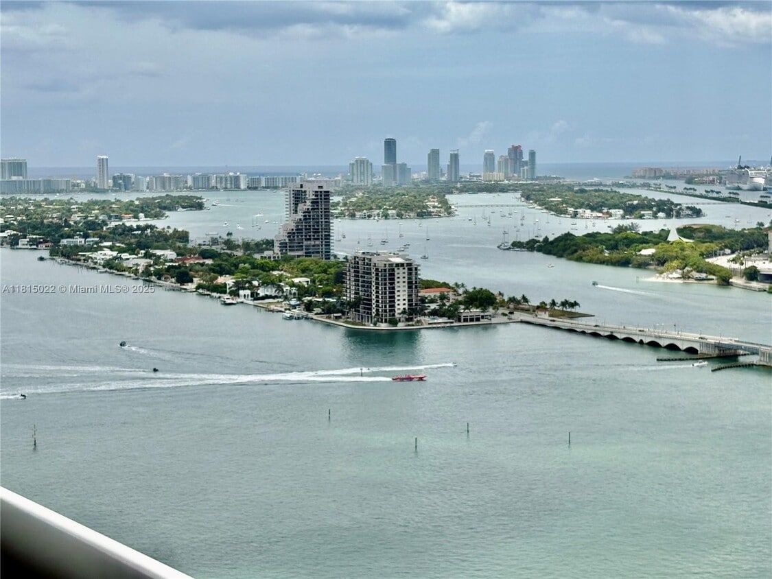 Primary Photo - 1800 N Bayshore Dr