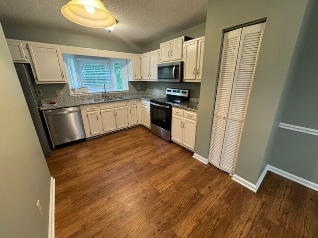 Foto del edificio - Beautiful 2 Bedroom 1.5 Bath Town Home! Ne...
