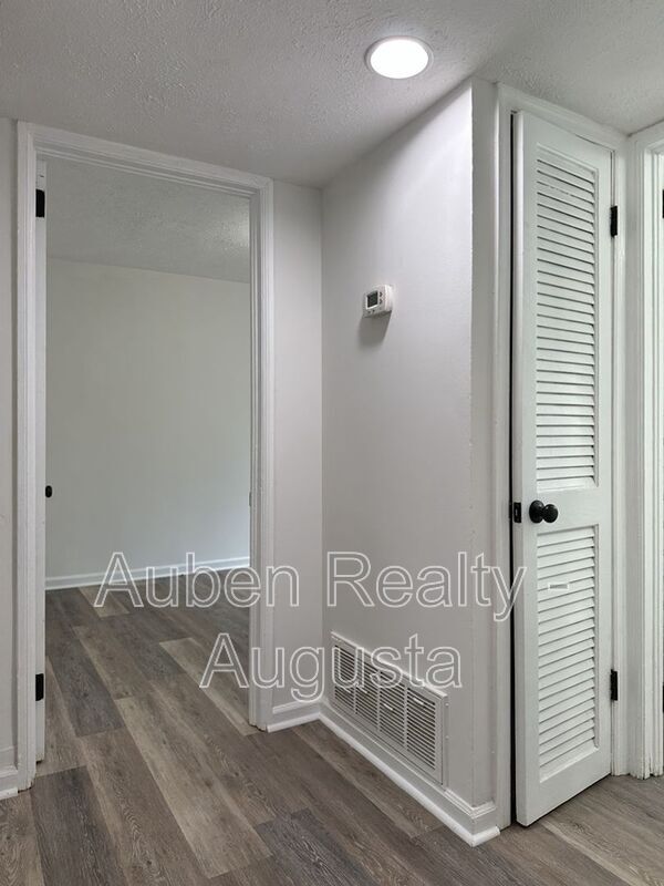 Building Photo - 469 Monetta St S E
