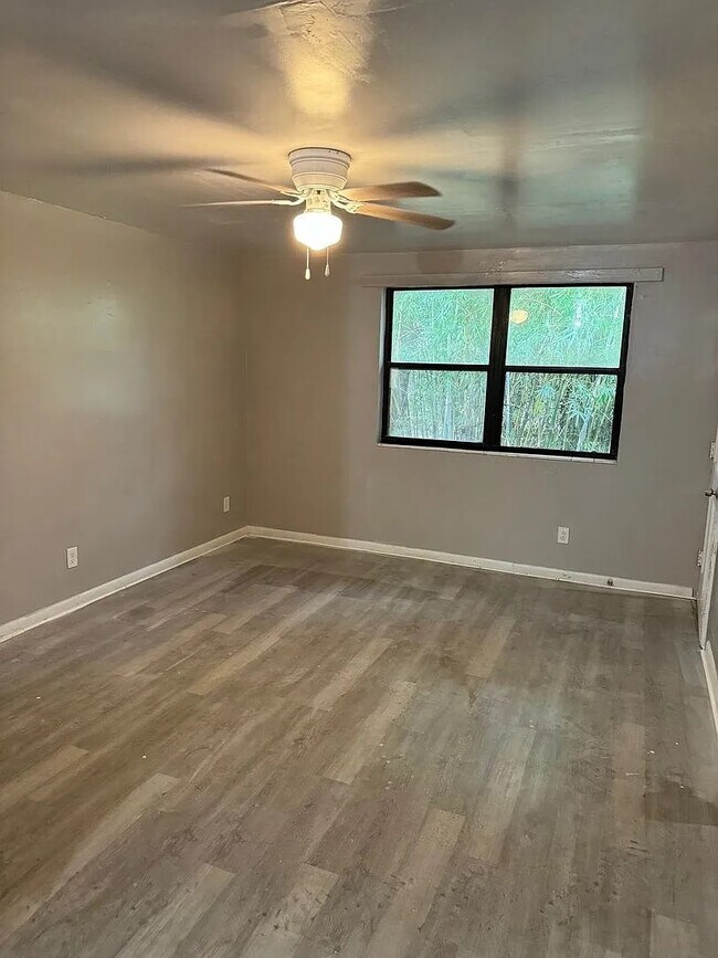 Foto del edificio - 2984 Myra St