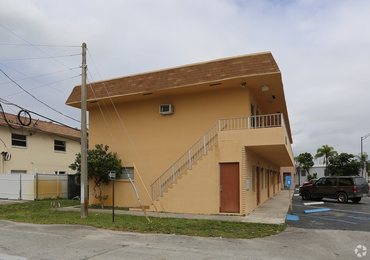Building Photo - 3611 N Dixie Hwy