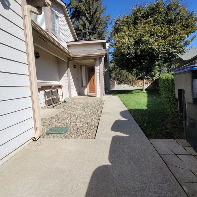 Building Photo - 3 bedroom 2.5 bath with private yard