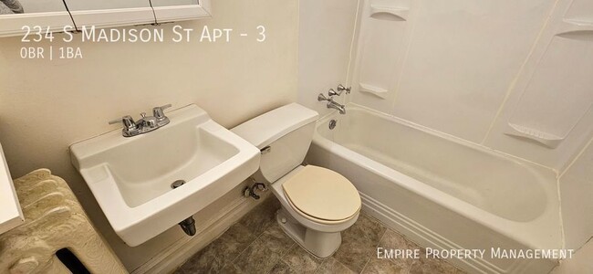 Building Photo - 3rd Floor: Studio / 1 Bathroom Apartment i...