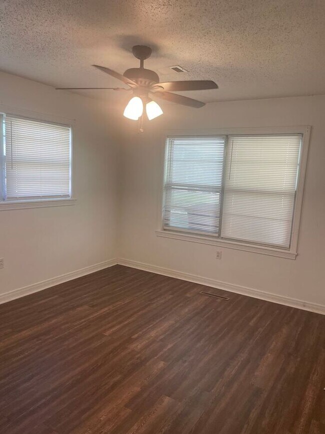 Building Photo - Downtown Conway Oversized Duplex Available...