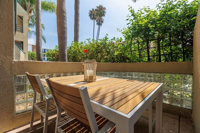 Building Photo - La Jolla Shores Living - Steps from the Be...