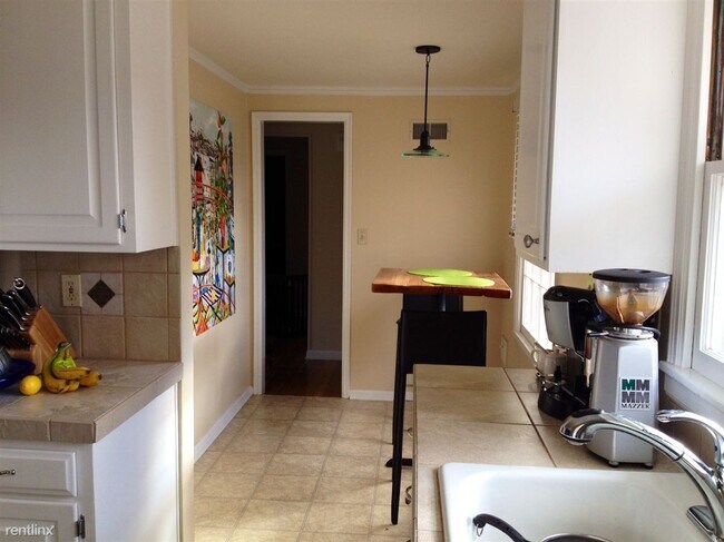 Foto del edificio - 3700 W 71st St