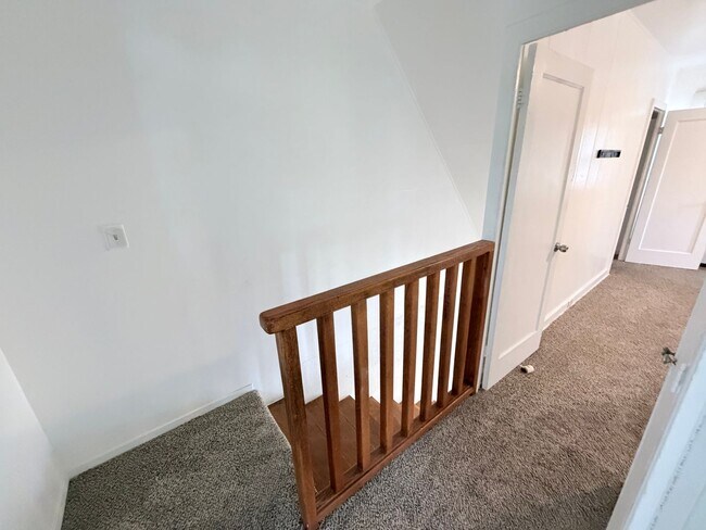Foto del edificio - Spacious Two-Level 2BR/1BA Near Ritz-Carlton & Waikiki Beach