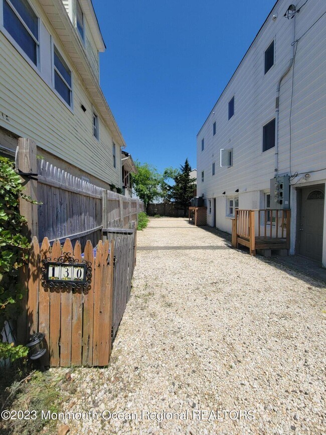 Building Photo - 130 Blaine Ave