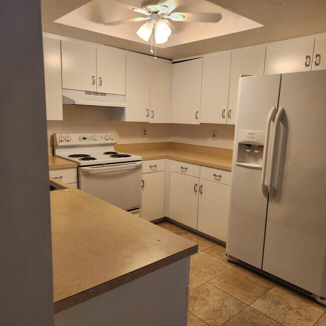 kitchen - 613 SW 3rd Ter