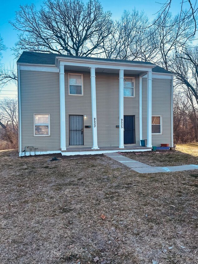 Foto principal - Two Story 3BED/2BATH Duplex *** Center Dis...