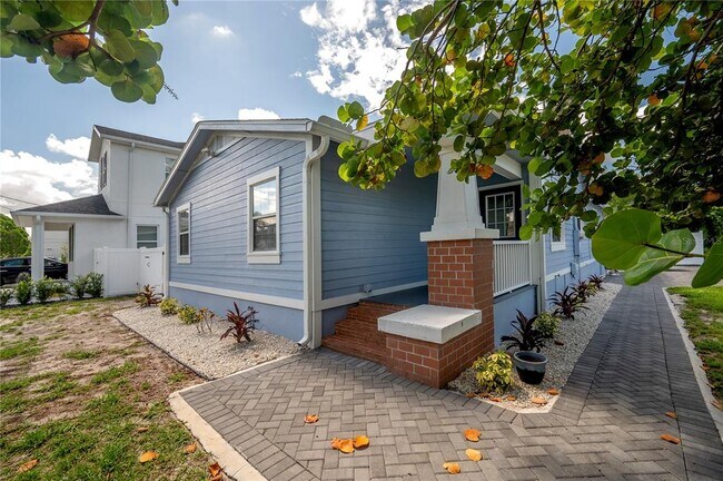 Building Photo - 2714 W Fig St