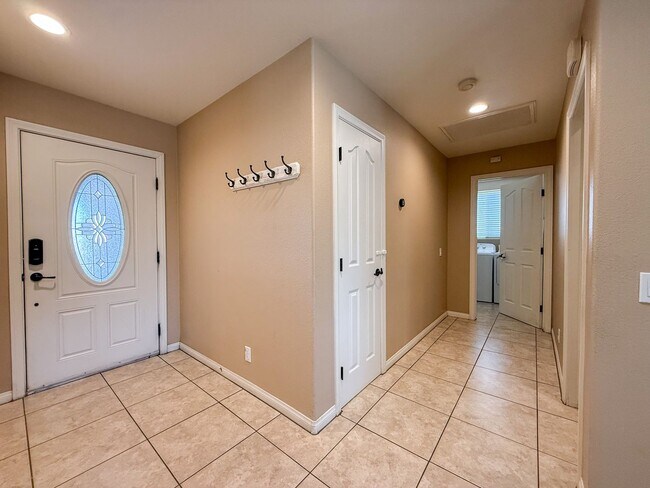 Building Photo - 3 Bedroom Home in Yucca Valley
