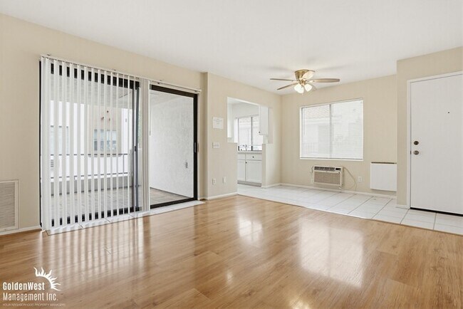 Foto del edificio - Charming 2Bdm 2Ba Condo with Private Balcony in Heart of Mira Mesa!