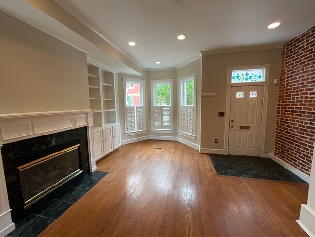 Building Photo - Walkable 3 BR/2.5 Bath Townhouse in U stre...