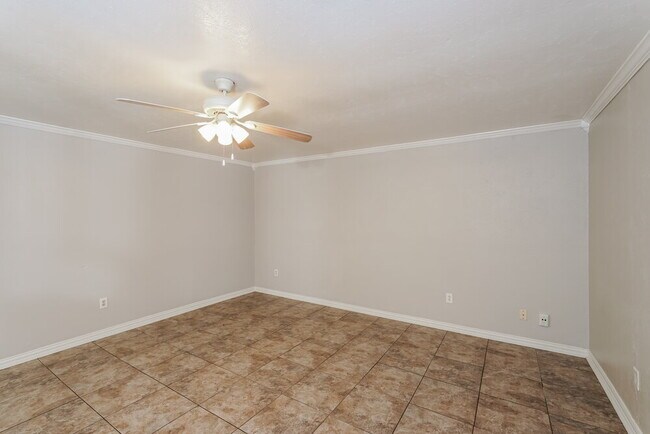 Building Photo - 3502 Chesapeake Dr