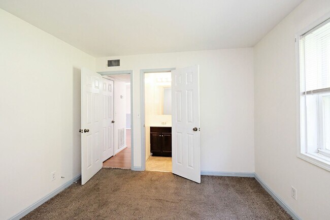 Foto del edificio - Pet-Friendly 2BR Apartment in Convenient Louisa Location