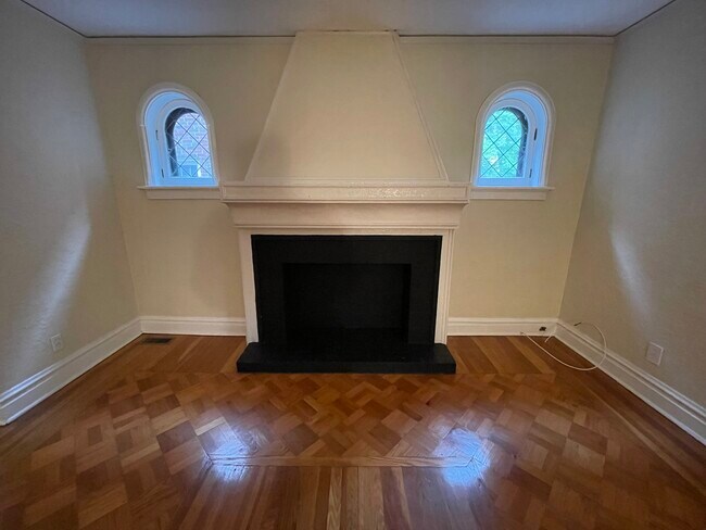 Living room - decorative fire place - 7315 Lindell Blvd