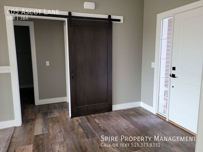 Building Photo - Fantastic 5 bedroom 3 bath home, attached ...