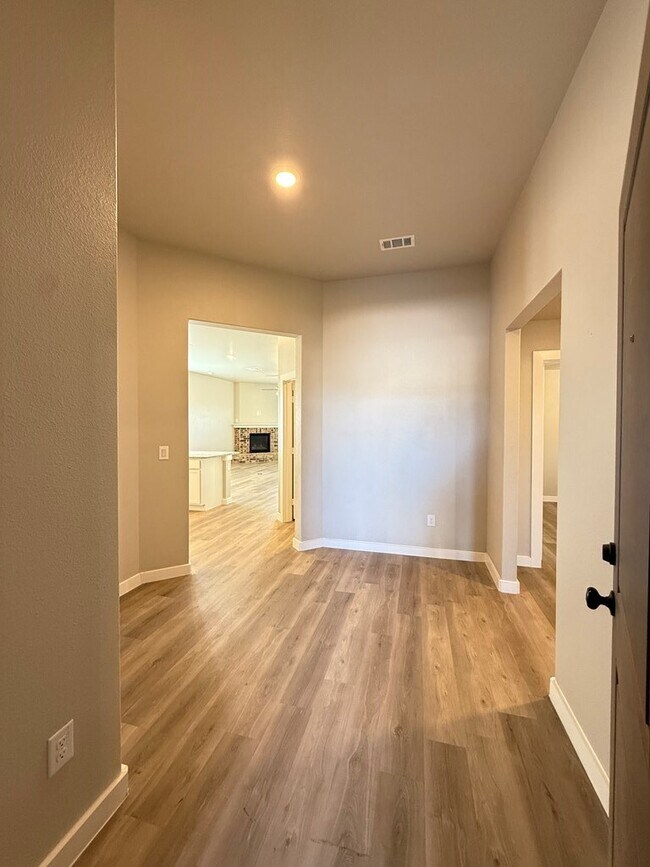 Building Photo - 6101 Poppy Dr