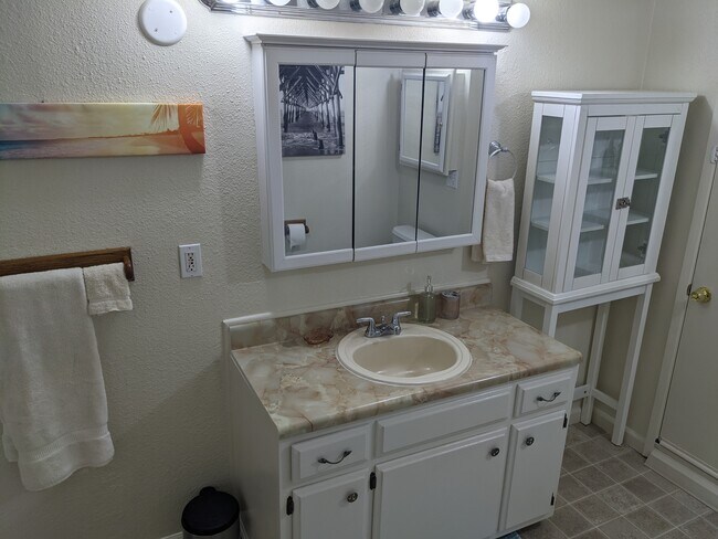Full bathroom - 5567 E Bonnyview Rd
