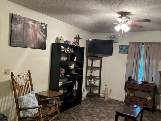 Building Photo - 631 Daris Dr
