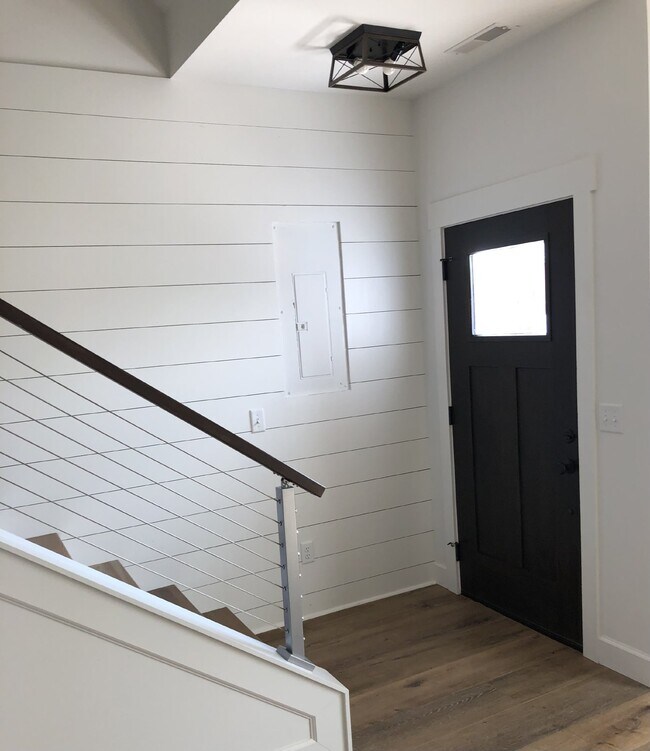 Foto del edificio - Contemporary 2BD 2.5 BA  3 Story Townhome with a View!