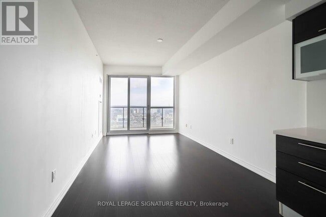 Building Photo - 386 Yonge St