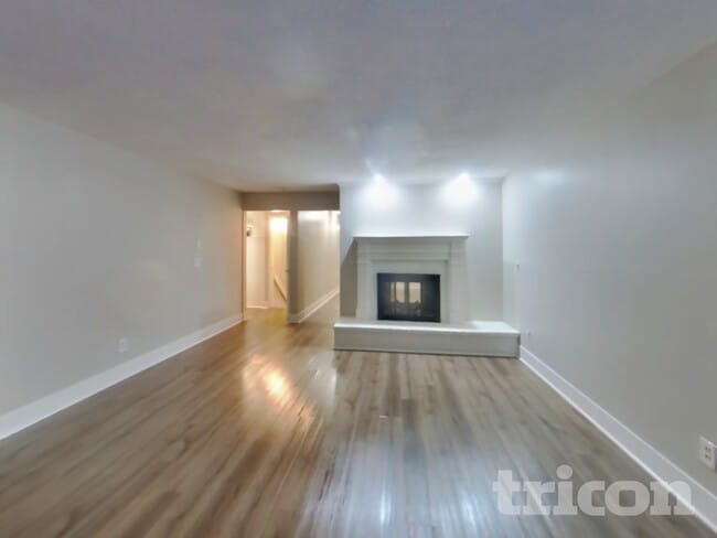 Building Photo - 820 Shenandoah Ln N