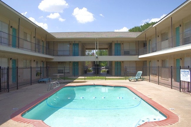 Piscina - Courtyard Apartments