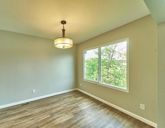 dining area connected to kitchen - 1080 Fairlane Ct