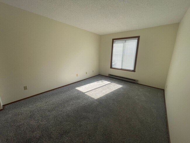 Foto del edificio - Very spacious 2 bed, 2 bath 4-plex unit lo...