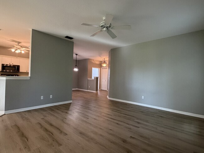 Foto del edificio - 1340 Charleston Square Dr