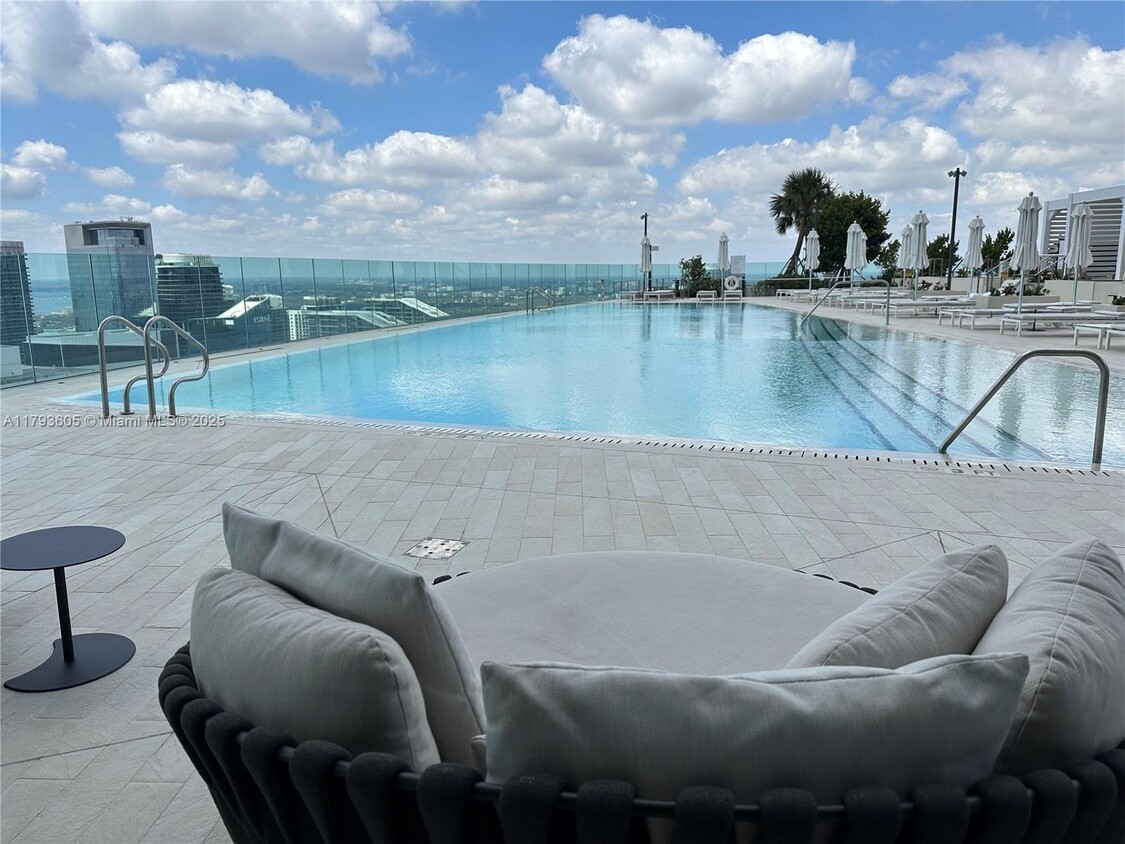 Primary Photo - 300 Biscayne Blvd Way