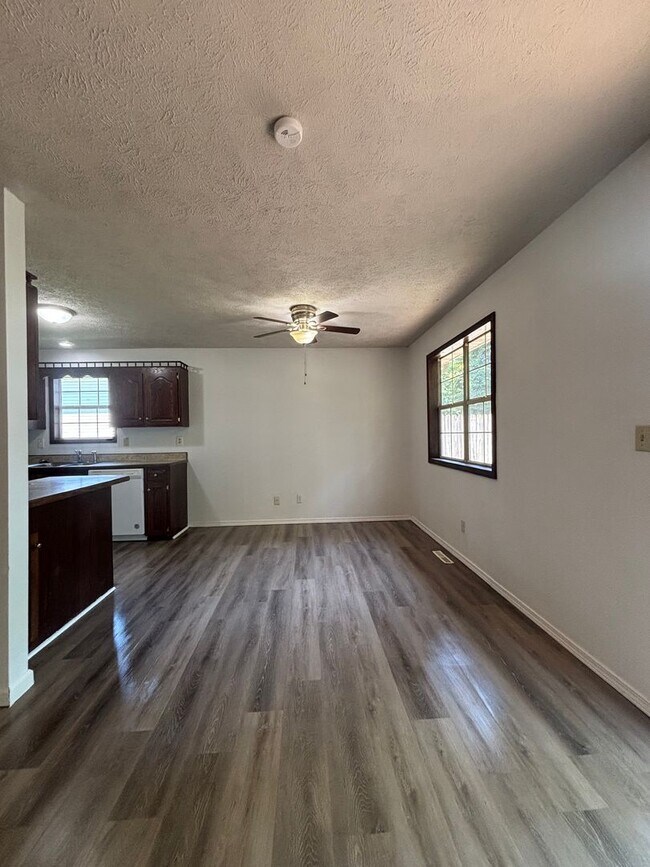 Foto del edificio - MOVE IN SPECIAL! Beautiful 3 bedroom 2 bat...