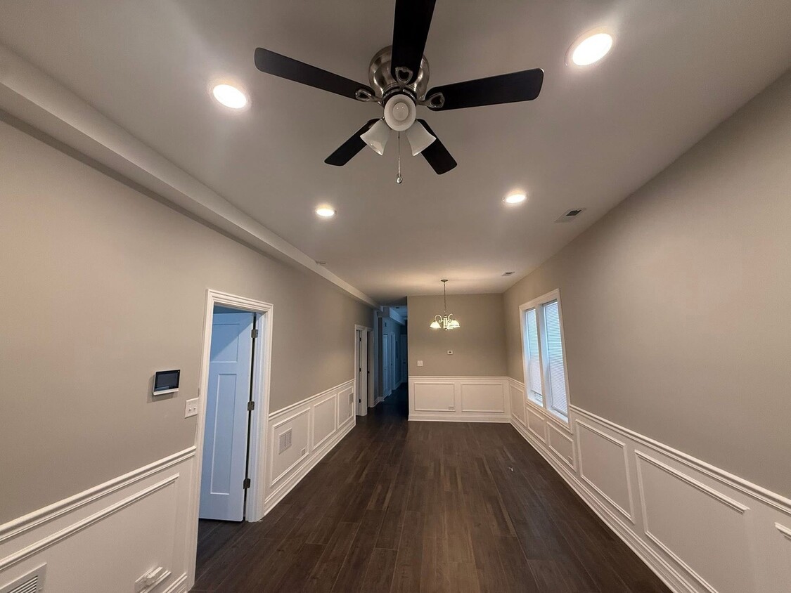 Building Photo - 8509 S Brandon Ave