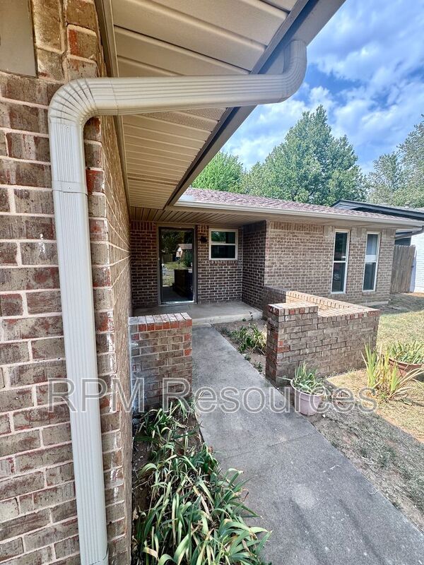 Building Photo - 405 Meadow Lake Dr