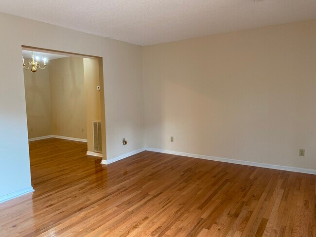 Foto del edificio - 2263 Forest Acres Dr