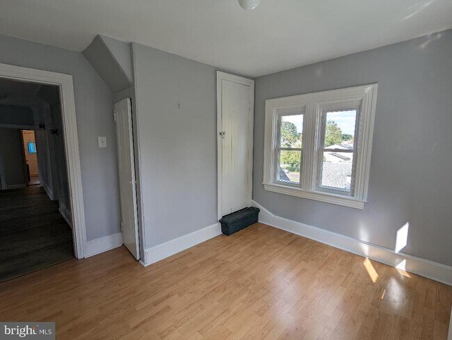 Building Photo - 511 Evesham Ave E