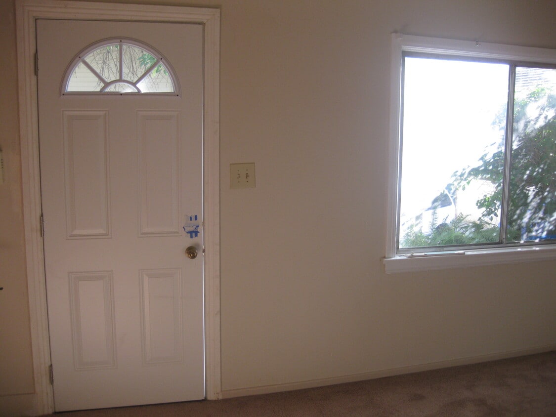 living room - 3351 Montrose Ave