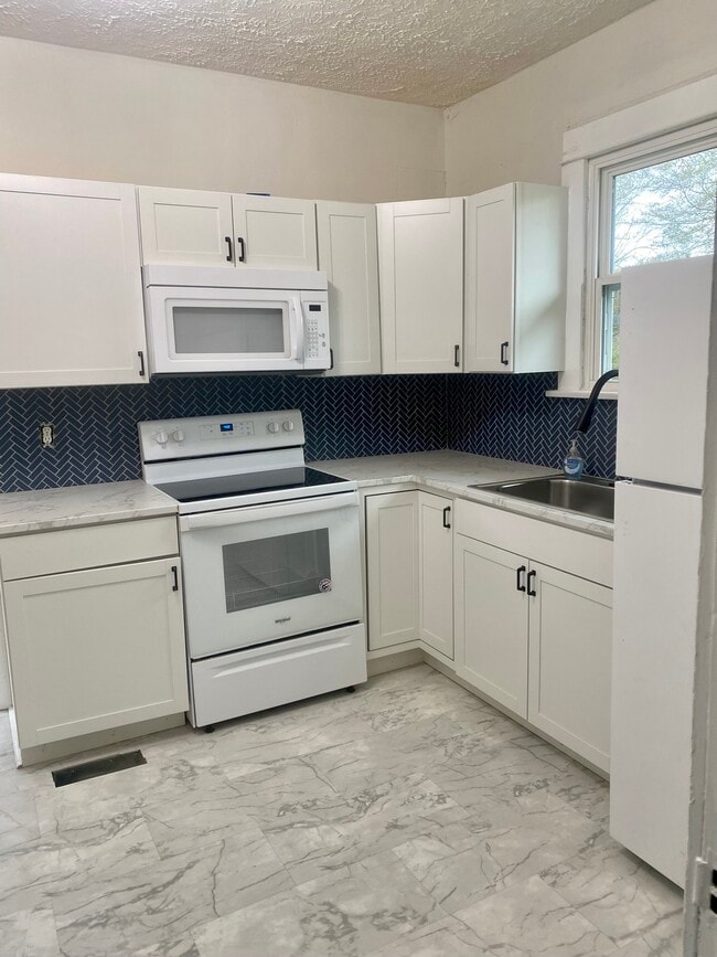 Kitchen - 114 Roland Ave