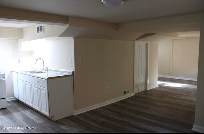 Building Photo - 2140 Sycamore Ave