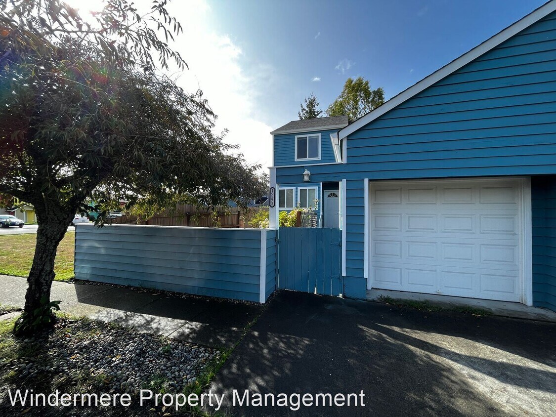 Primary Photo - 3 br, 1.5 bath House - 19573 2nd Avenue NE