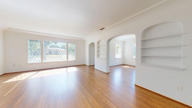 Building Photo - 1481 N Adoline Ave