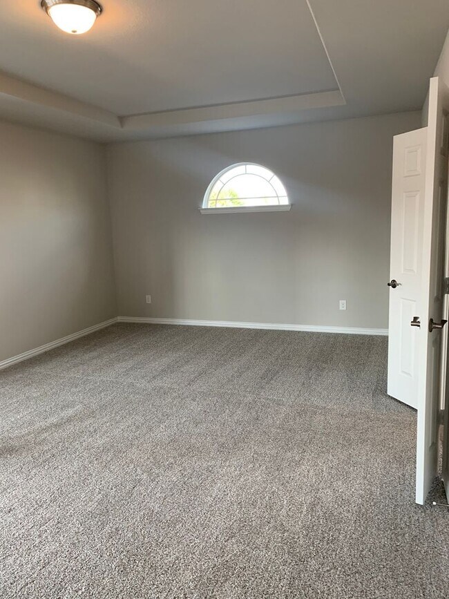 Foto del edificio - 6 Bedroom Single Family Home in Mansfield