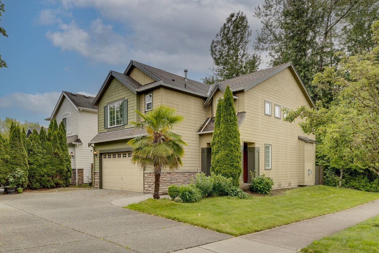 Primary Photo - 4 Bedroom PLUS Bonus Room at Carriage Park...