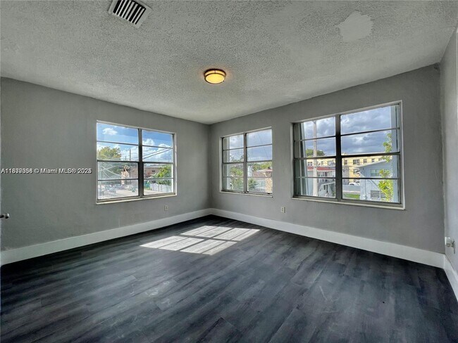 Foto del edificio - 301 SW 10th Ave