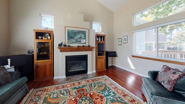 Building Photo - Beautiful sunny home